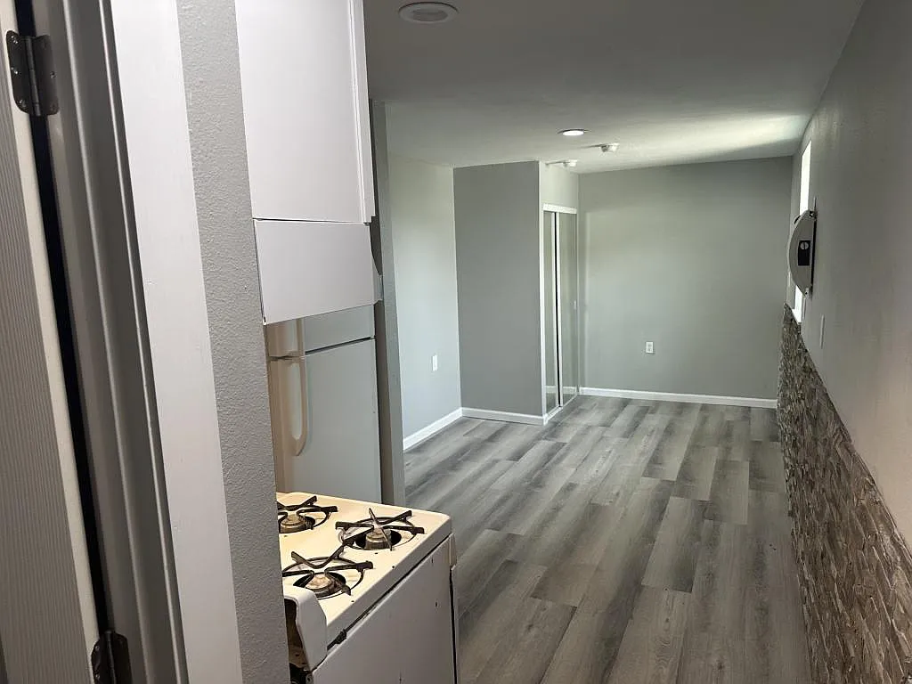1007 Center Ave — Photo 3
