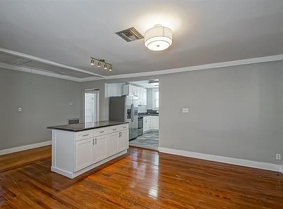 3rd image of 619 Pink St