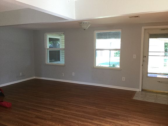 3rd image of 912 S Jones Ln
