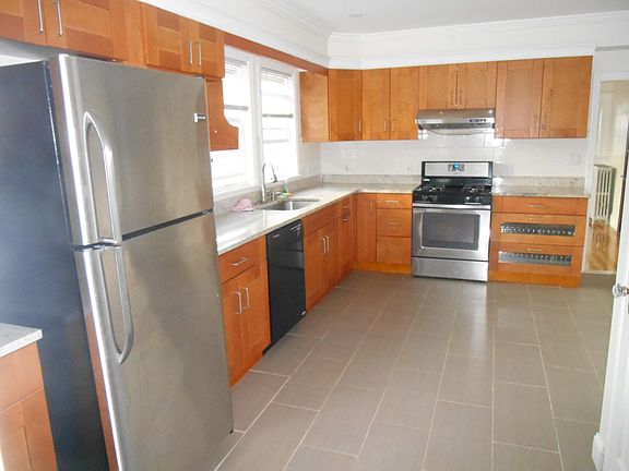 2nd image of 90 Dysart St #2