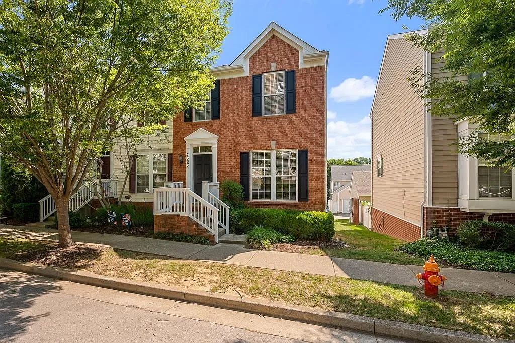 3 bed, 3.5 bath, 2282 sqft, $2,600 — Photo 1