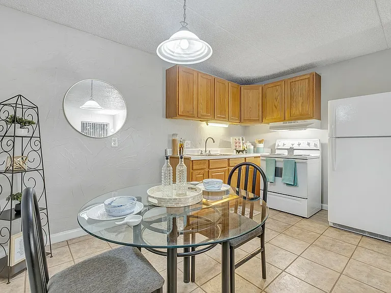 Campus Walk Apartments — Photo 10