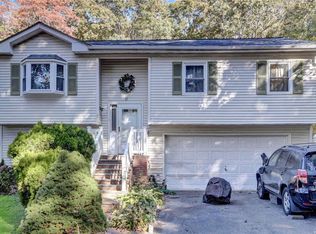 17 Park Ln, Middle Island, NY 11953