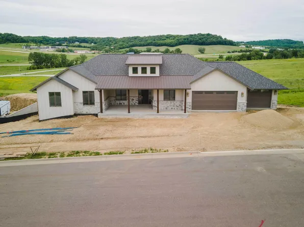 8644 Ebony Dr, Dubuque, IA 52003