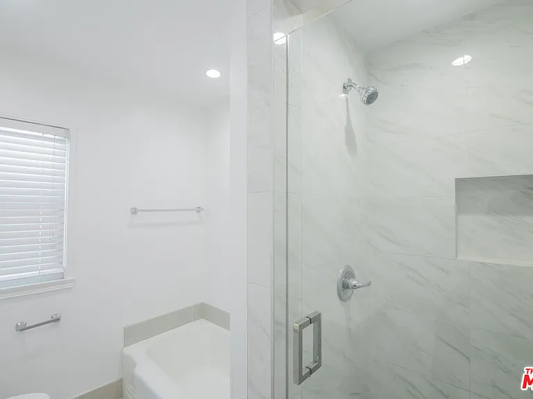 8563 Holloway Dr #3/4 — Photo 5