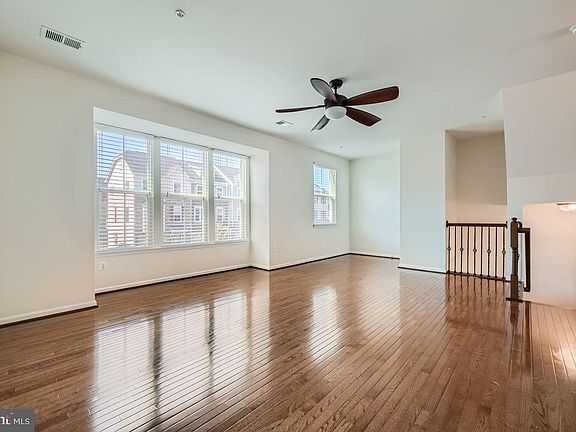 4th image of 518 Fox River Hills Way