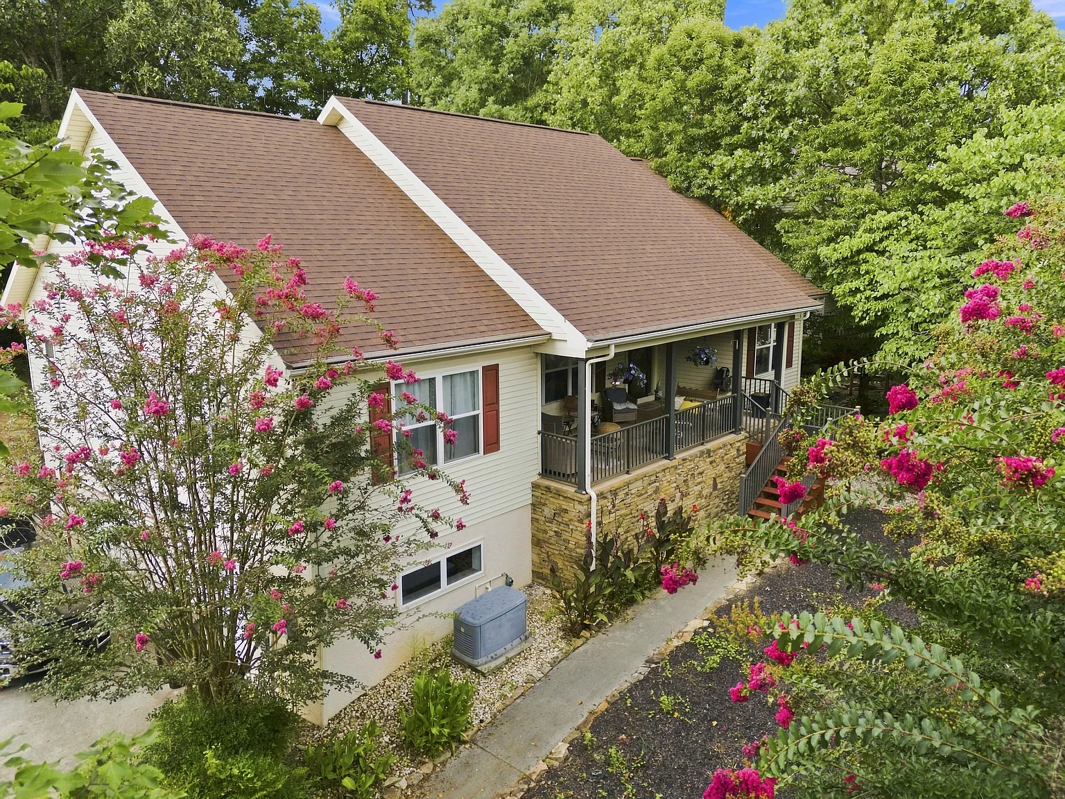 3 bed, 1620 sqft, $2,400 — Photo 2