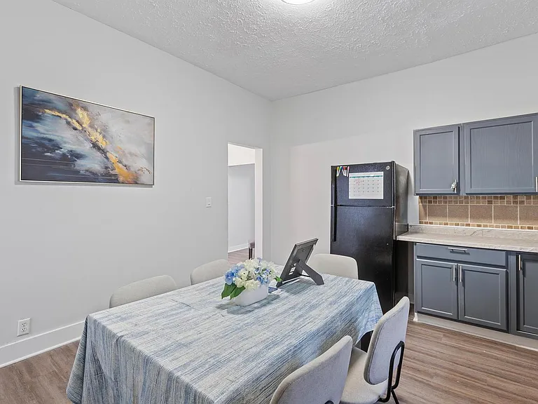 1043 N Holmes Ave — Photo 16