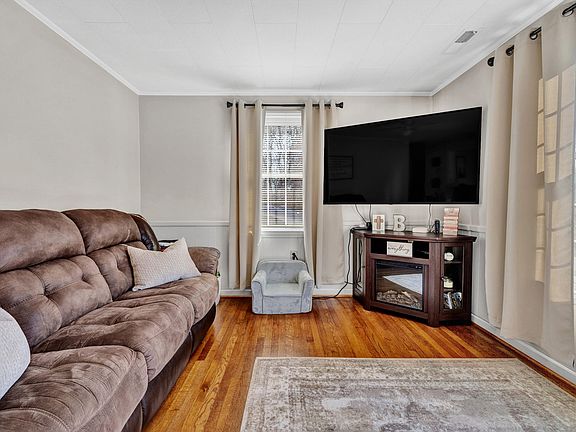 5th image of 1002 Quarles St