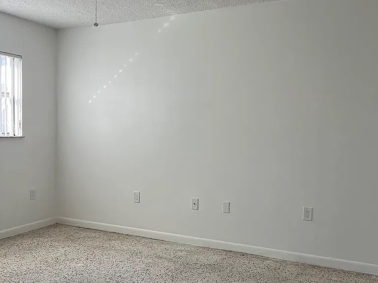 142 SW 18th Ave #10 — Photo 7