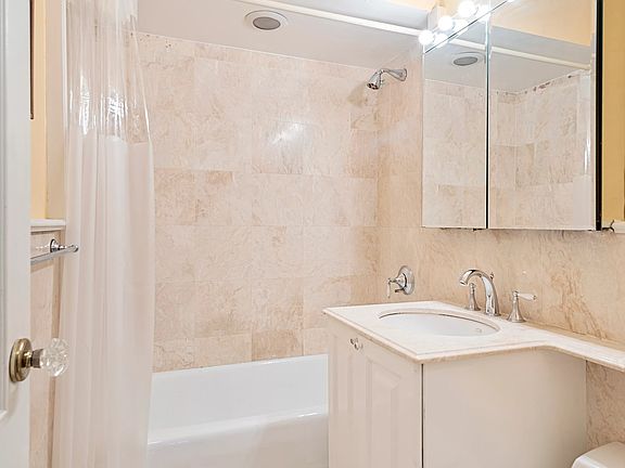 4th image of 420 E 72nd St APT 2C