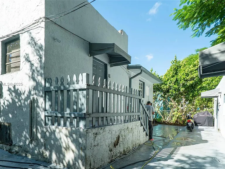 1177 NW 30th St #D — Photo 3