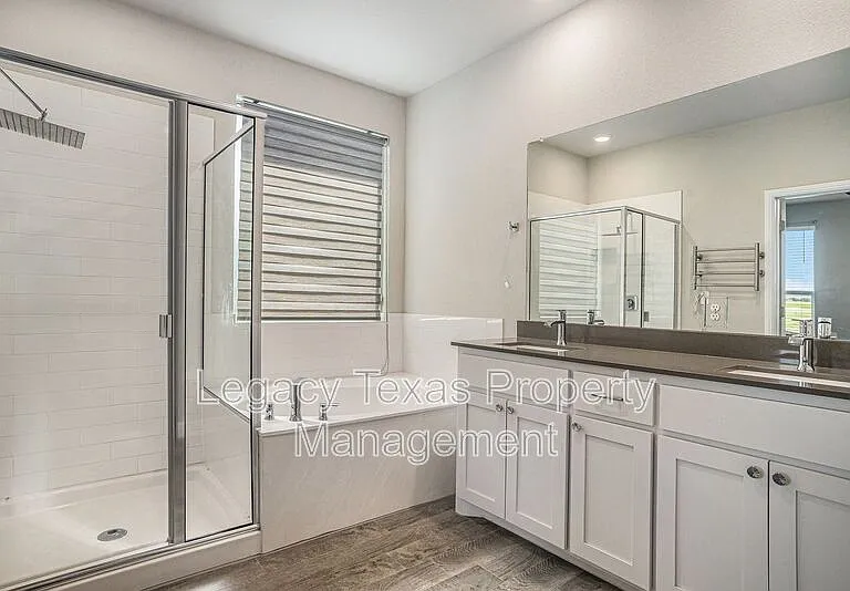 1912 Albany Ln — Photo 11
