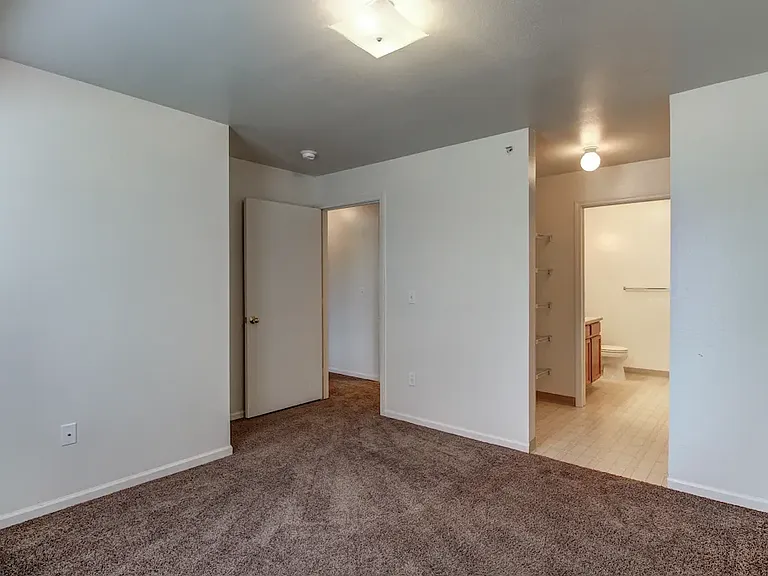 Emerald Park Apartments — Photo 25