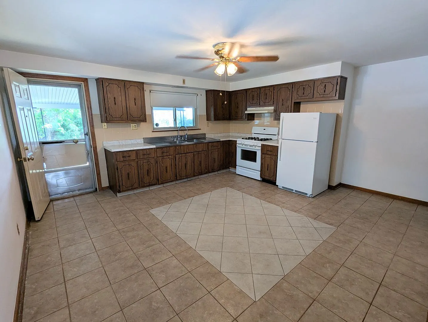 3 Bedroom 1 Bathroom Single Family Home (Bloomfield) — Photo 3