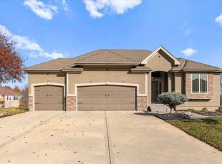 15103 Lakeview Dr, Basehor, KS 66007