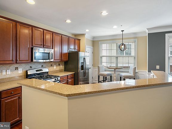 4th image of 2512 Einstein St #264