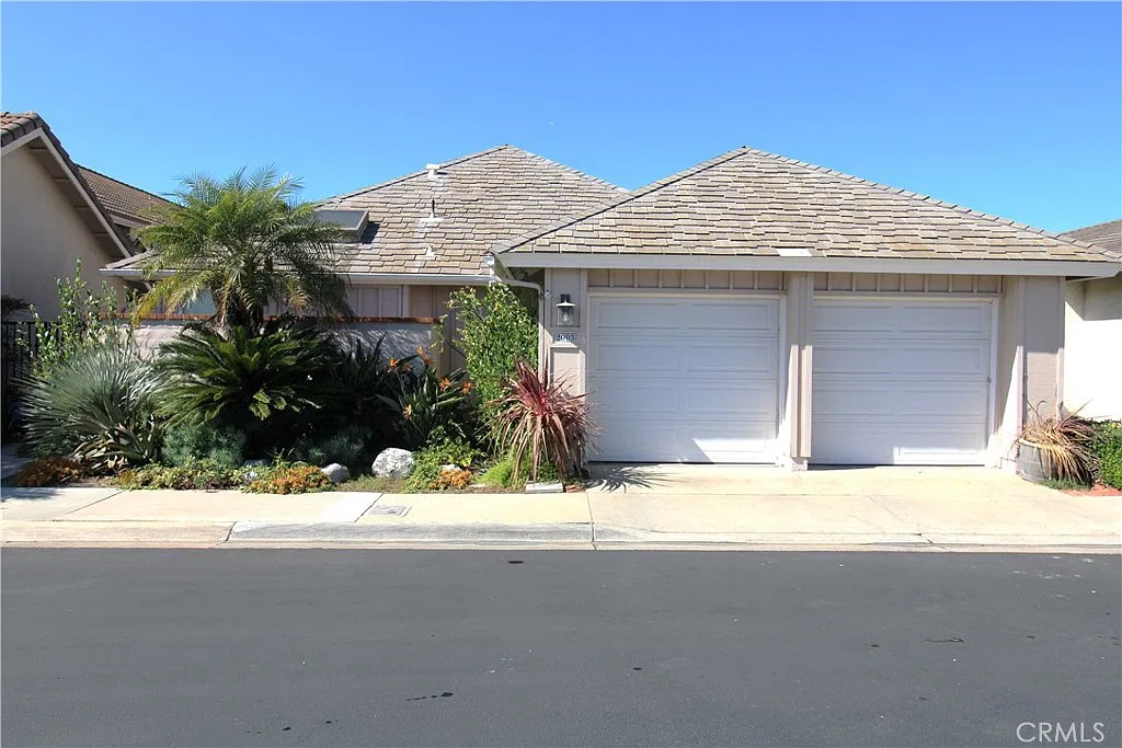 3 bed, 2.5 bath, 2401 sqft, $9,995 — Photo 1