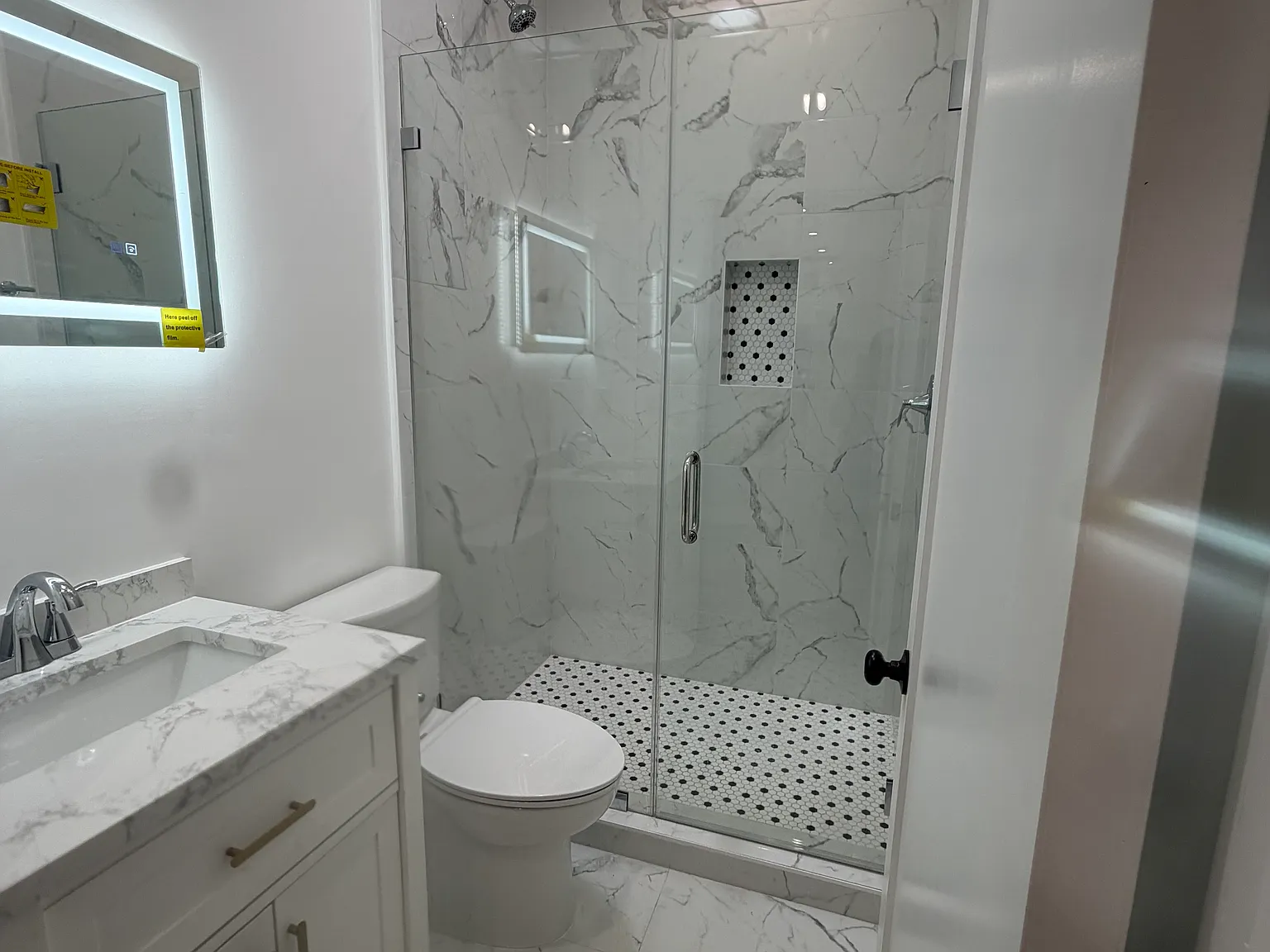 3 bed, 830 sqft, $2,980 — Photo 2