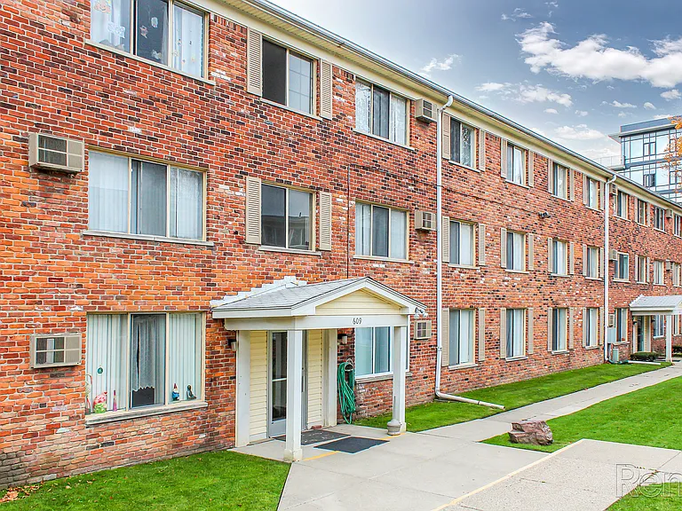 Wagon Wheel Apartments — Photo 27