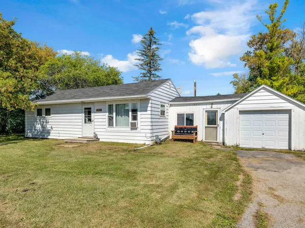 1213 E Main St, Omro, WI 54963