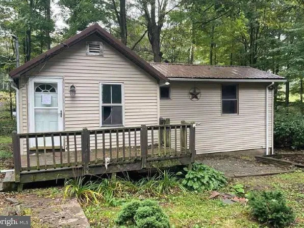 230 Hemlock Grove Rd, Newfoundland, PA 18445