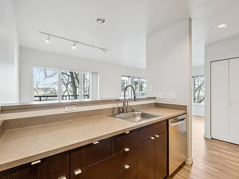 8-web-or-mls-1610 16th Ave unit 13 Seattle-S3112-008