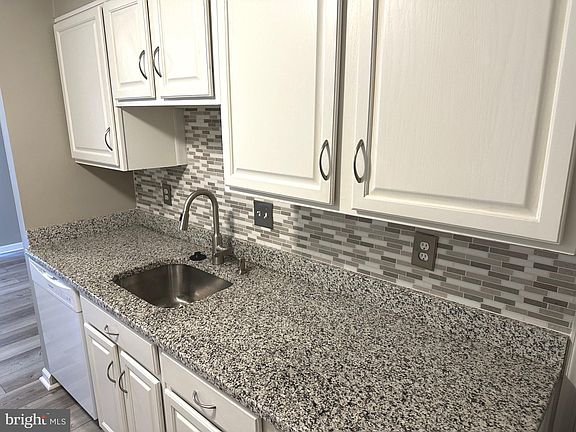 3rd image of 548 W Court Gln