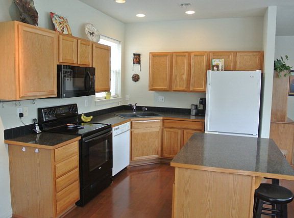 4th image of 851 SE Larkspur Pl
