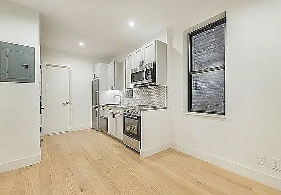4th image of 244 E 46th St APT 4B