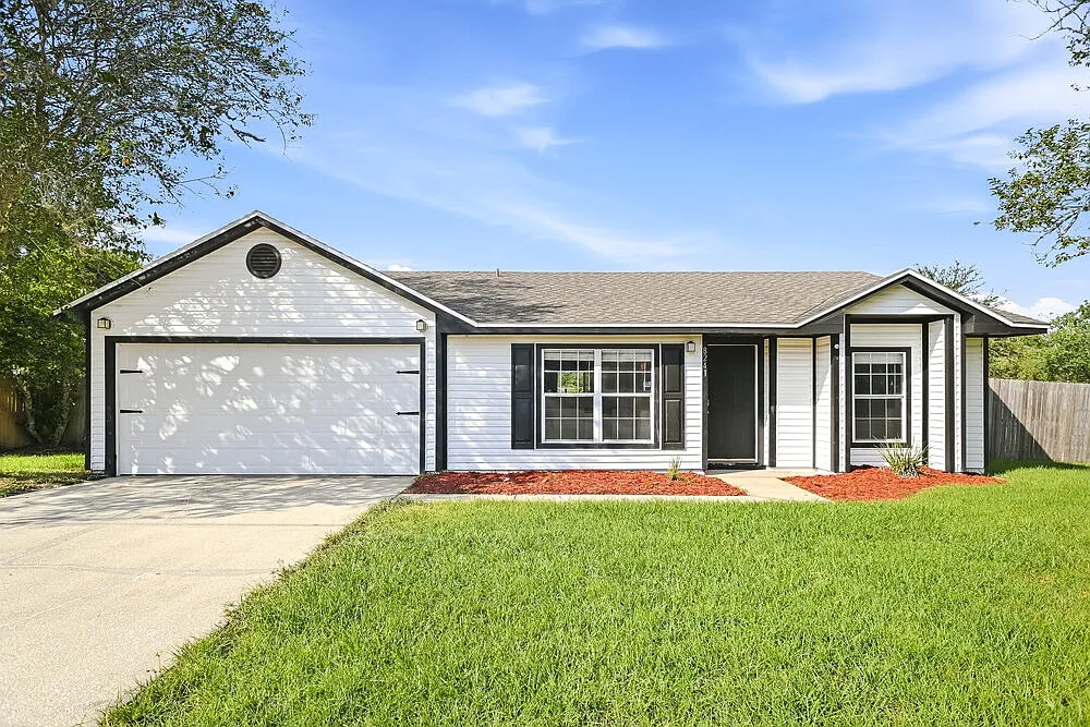 3 bed, 2.0 bath, 1275 sqft, $1,900 — Photo 1
