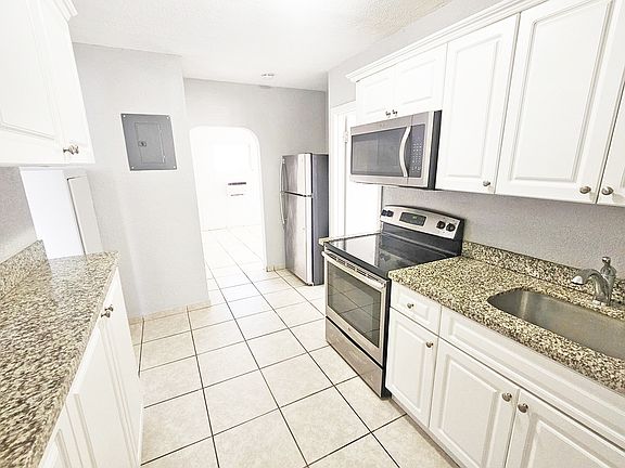 2nd image of 505 SE 23rd St #1
