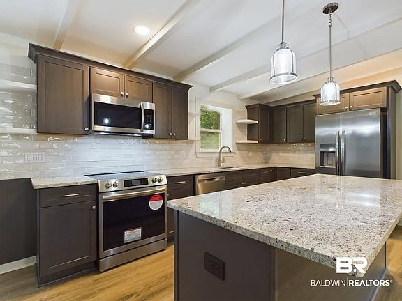 4th image of 521 Franklin Ave