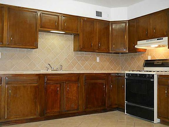 5th image of 633 Alicia Dr