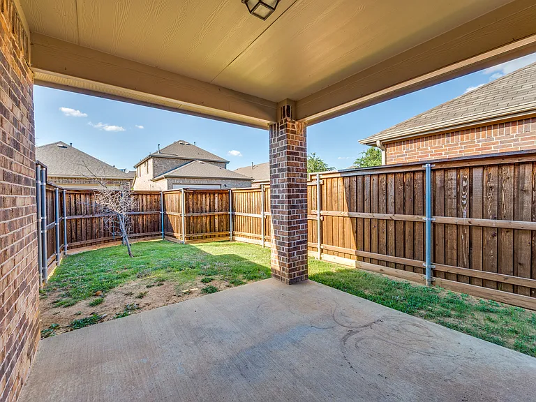 2445 Larimar Dr — Photo 22