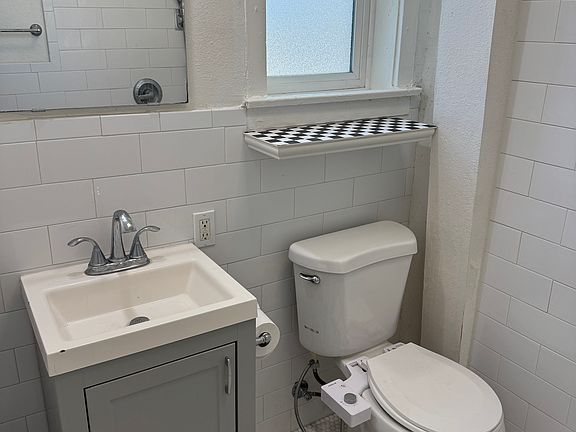 3rd image of 1636 Mentone Ave #1636