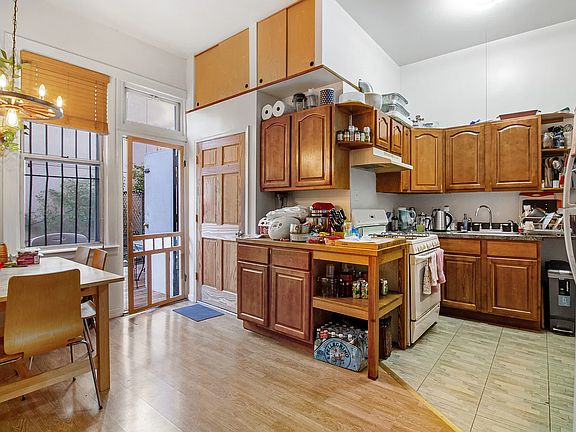 5th image of 181 Montrose Ave #1