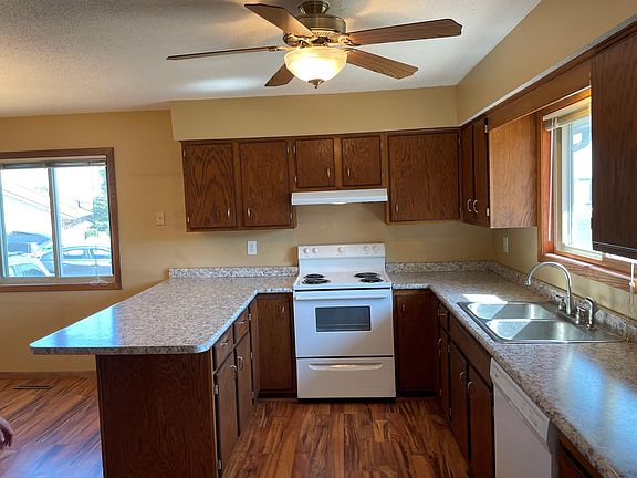 Kitchen has brand new countertops!