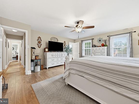 4th image of 2 Sweet Briar Ln