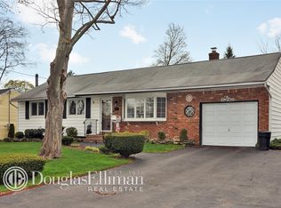 28 Oaktree Ln, Huntington Station, NY 11746