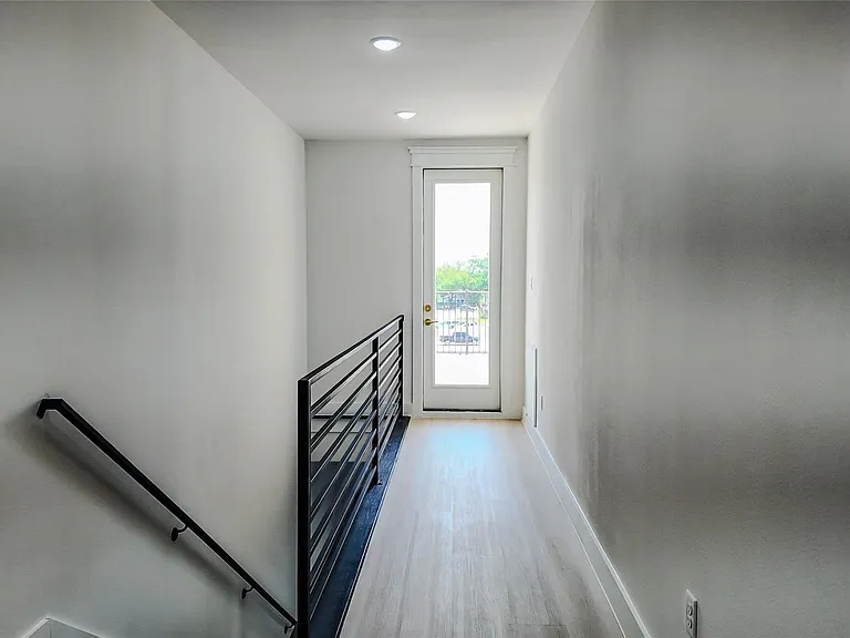 819 N Loop — Photo 42