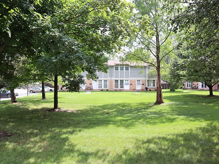 951 Barclay Ln — Photo 2