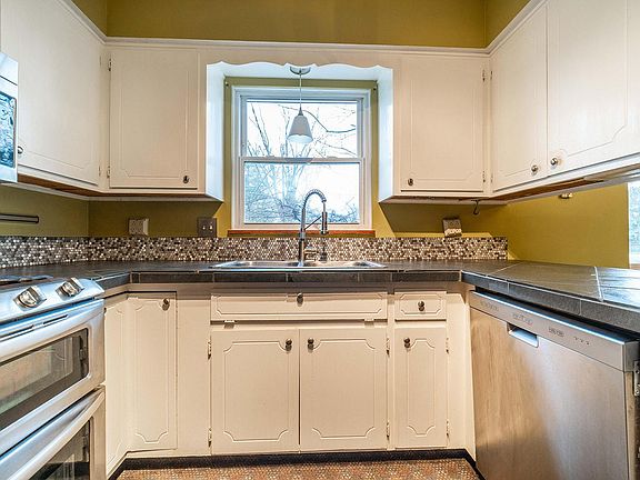 3rd image of 9649 Grandview Ave