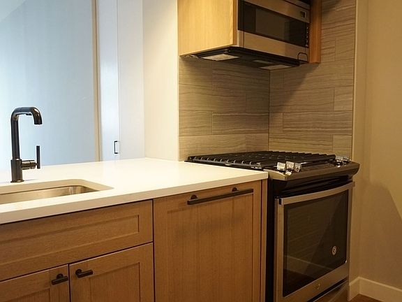 3rd image of 560 W 43rd St APT 11b