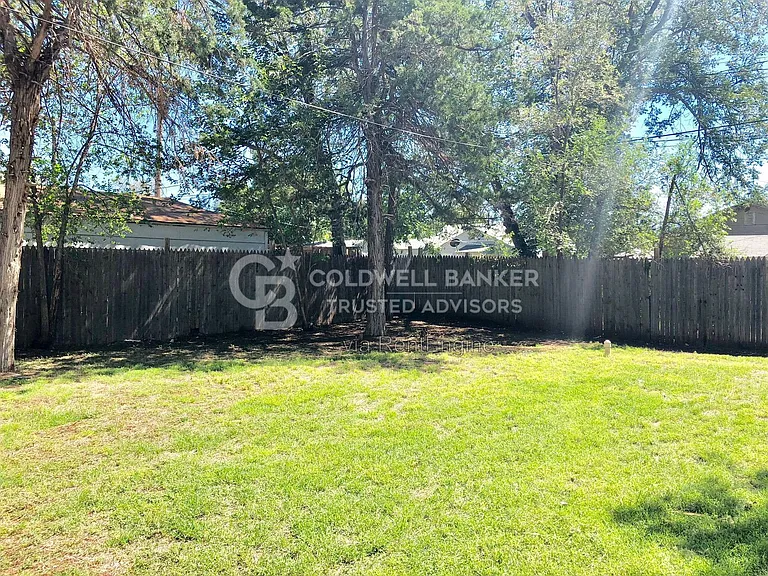 2405 27th St — Photo 8