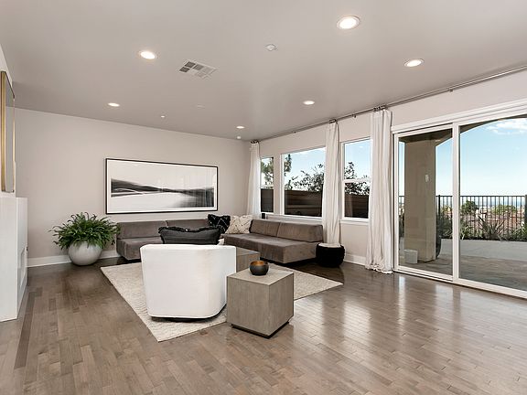 Open floorpan w ocean view