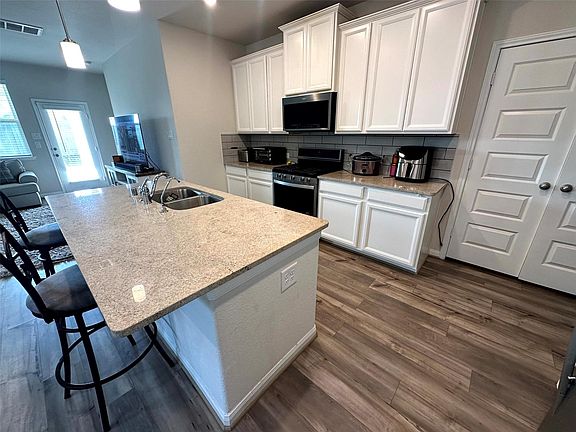 3rd image of 7076 Silverleaf Oak St