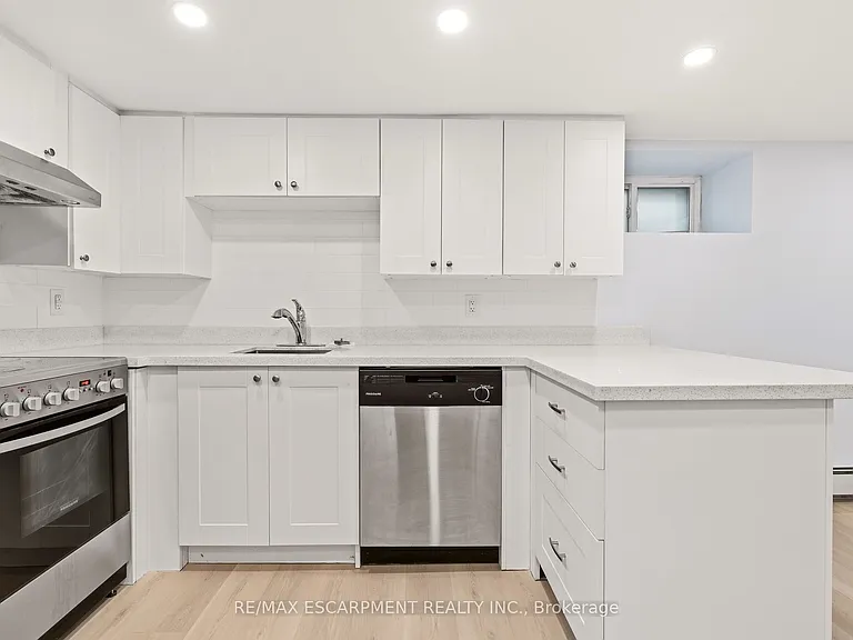 152 Sanford Ave S #LOWER — Photo 11