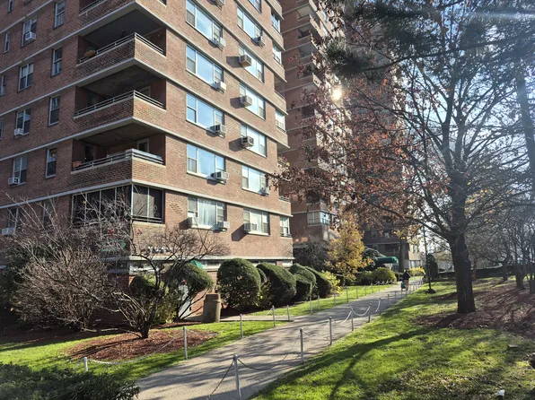 575 Grand Street image 15 of 16