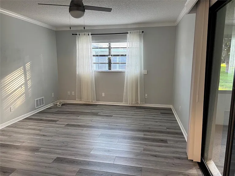 16 Courtney Pl — Photo 28